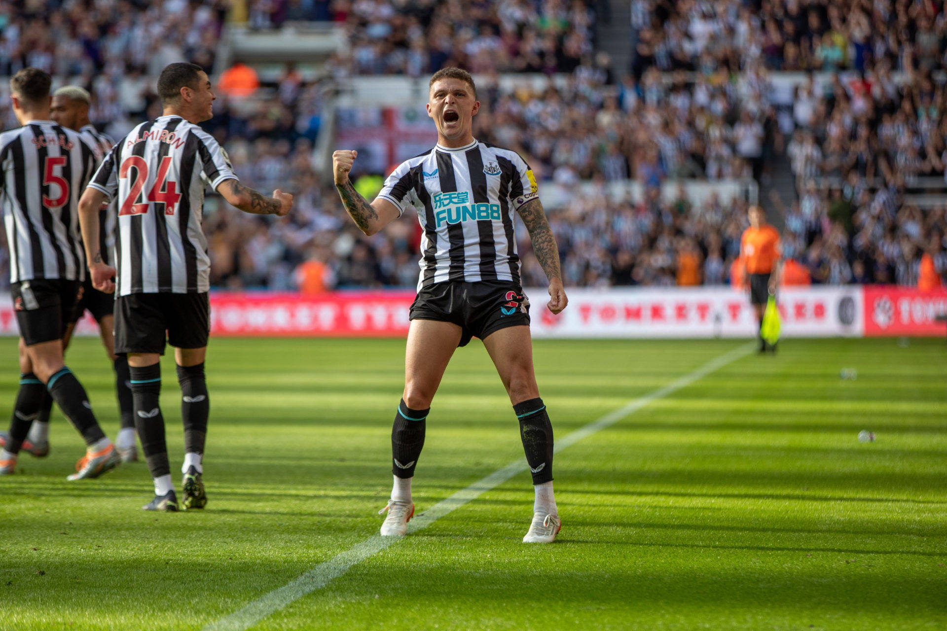 Newcastle United Fc Player Cheering