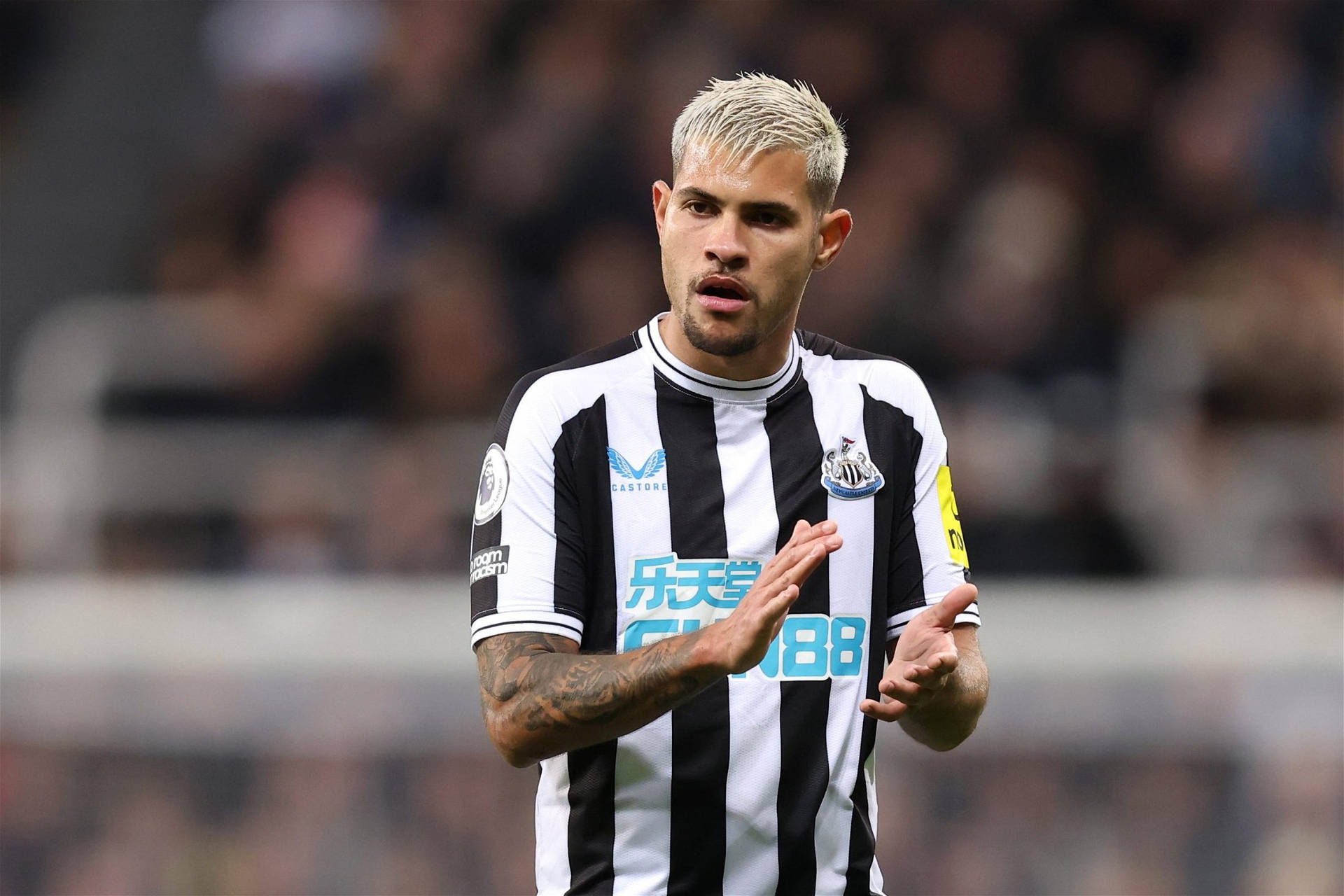 Newcastle United Fc Player Clapping