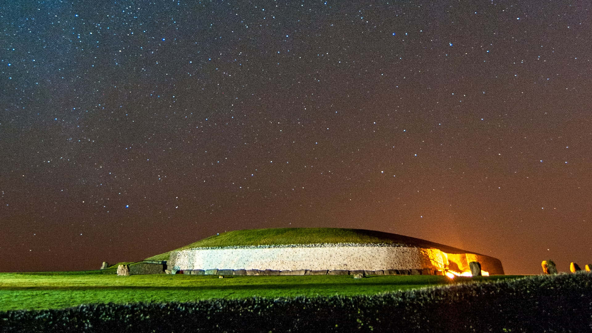 Newgrange Night Sky Full Of Stars Background