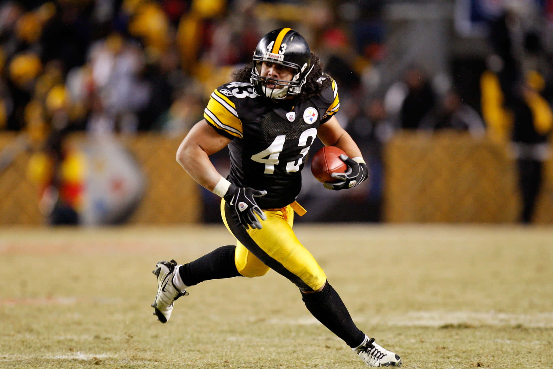 Nfl Star Troy Polamalu In Signature Pose Background