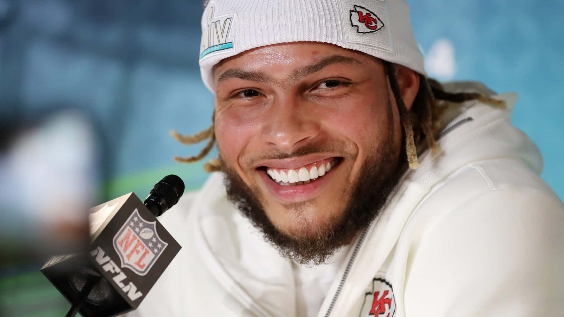 Nfl Superstar Tyrann Mathieu Celebrates Victory With Teammates. Background