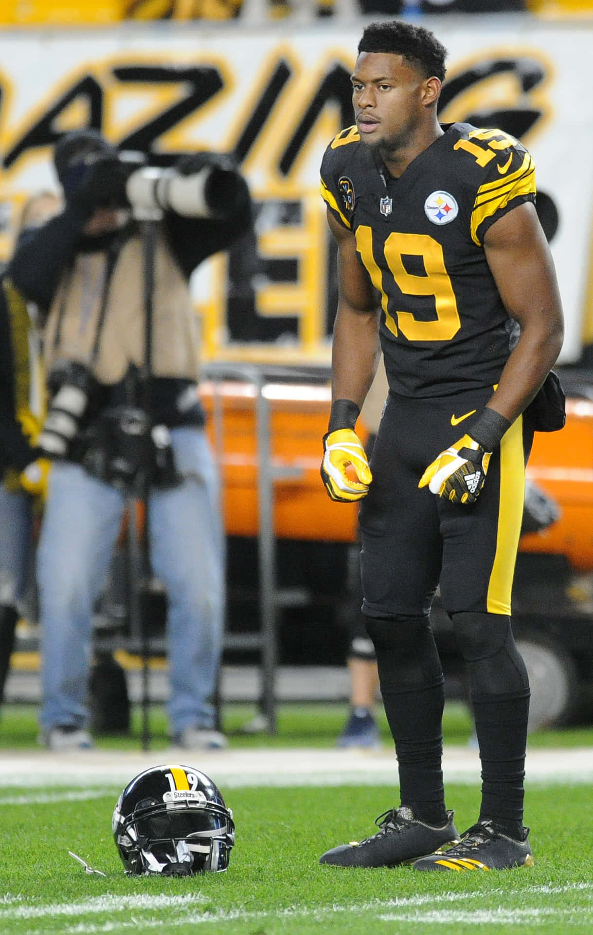 Nfl Wide Receiver Juju Smith Schuster Background