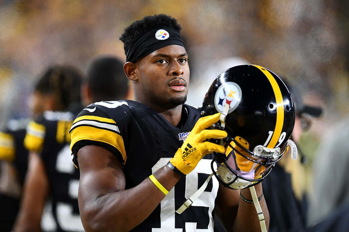 Nfl Wide Receiver Juju Smith-schuster Getting Ready To Make A Play Background
