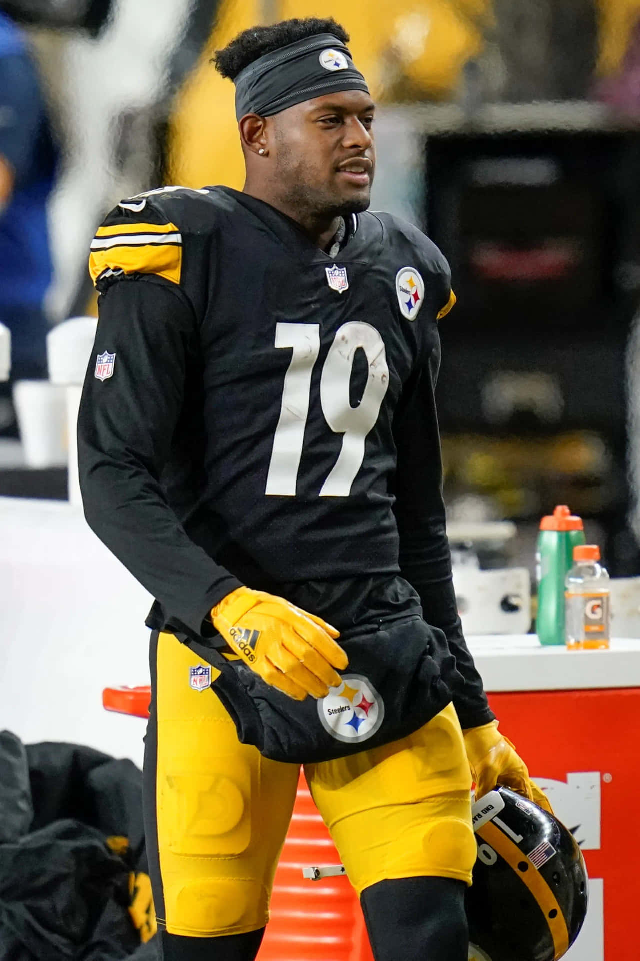 Nfl Wide Receiver Juju Smith-schuster Playing For The Pittsburgh Steelers Background
