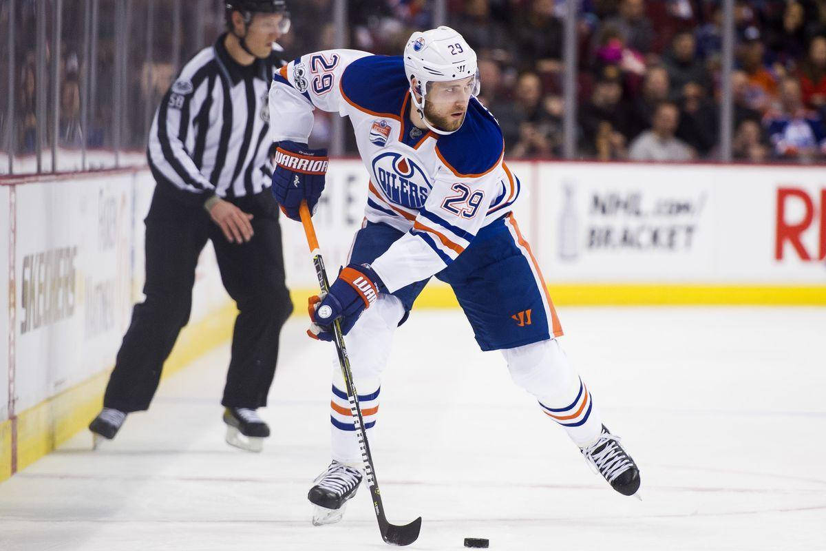 Nhl Edmonton Oilers German Player Leon Draisaitl Background