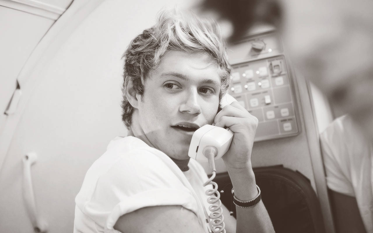 Niall Horan Calling Phone