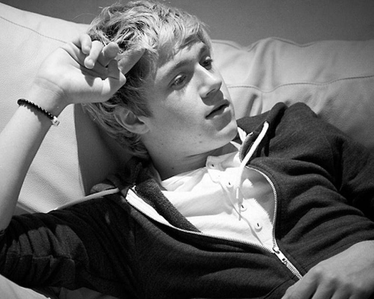 Niall Horan Monochrome Lying Down Background