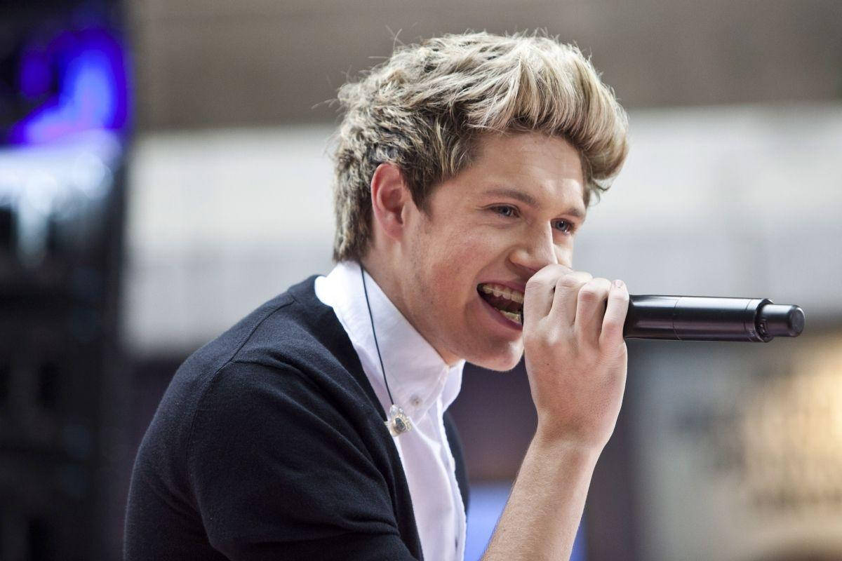Niall Horan Singing Microphone Background