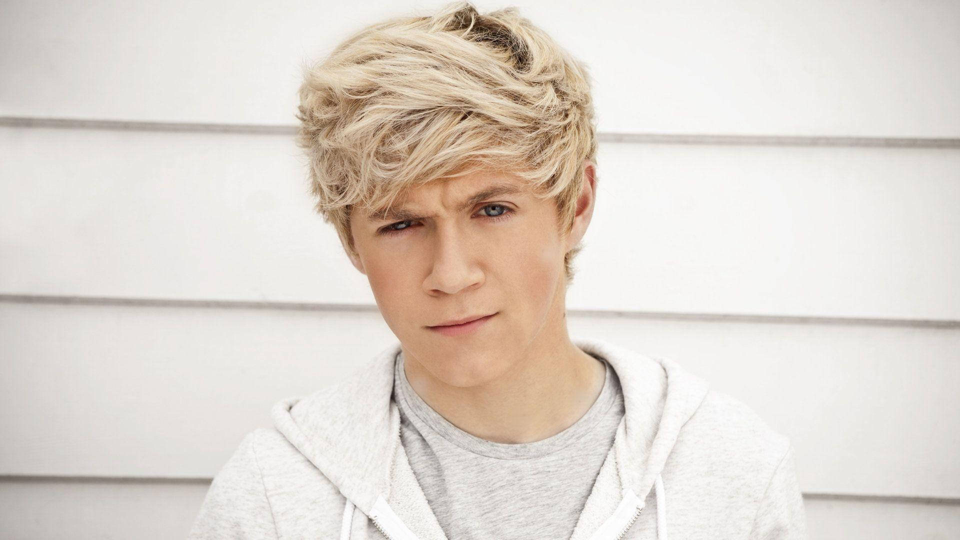 Niall Horan Smirk Background