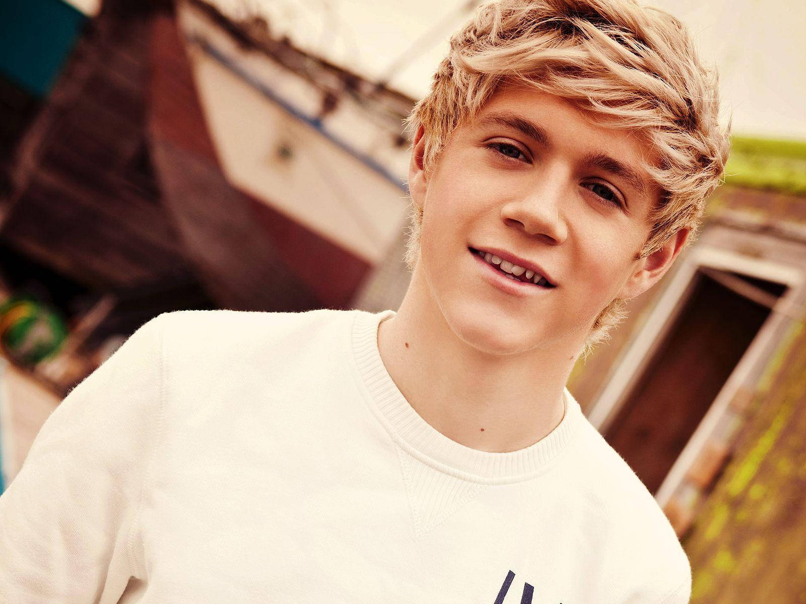 Niall Horan White Shirt House Background