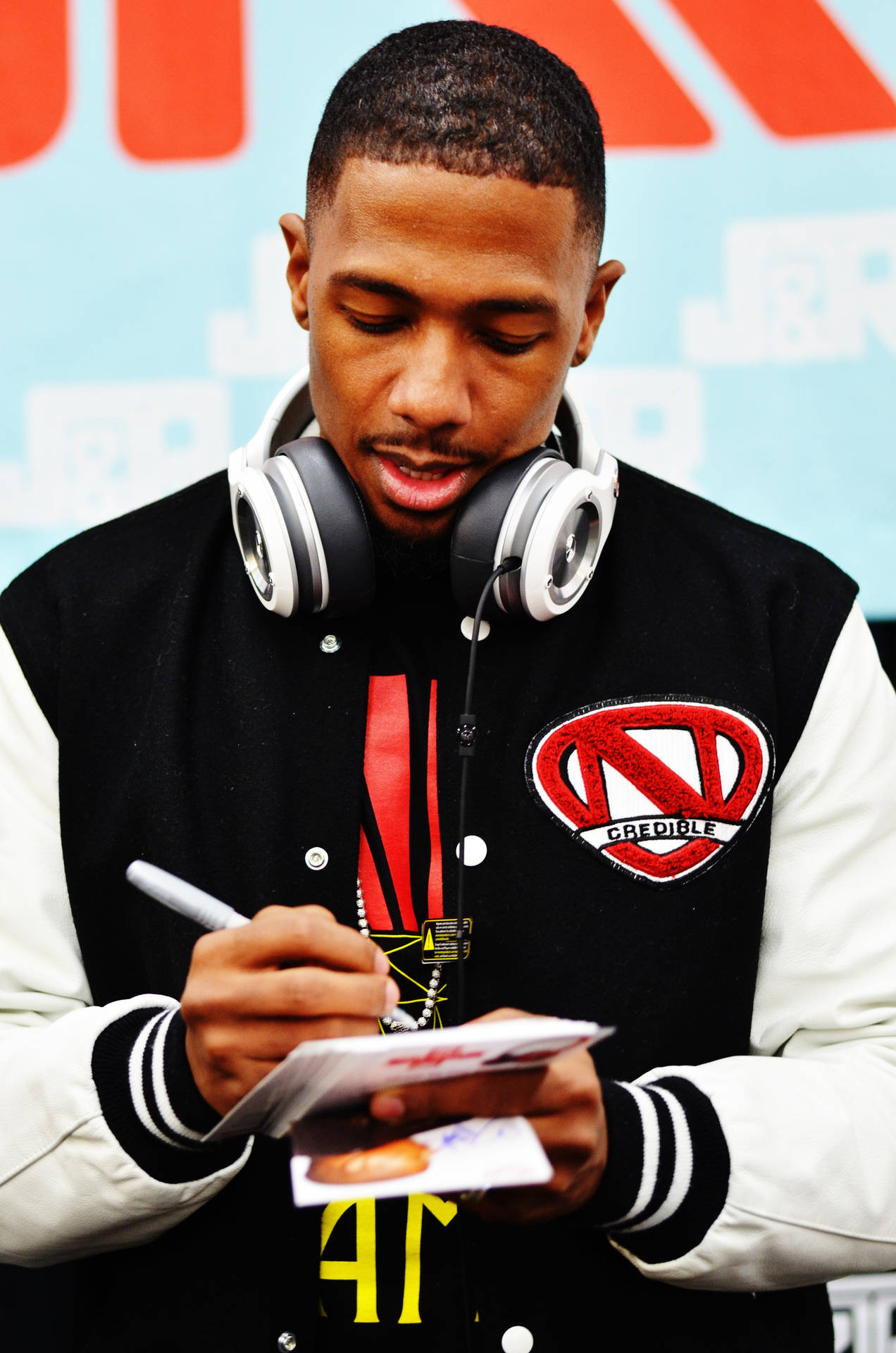 Nick Cannon Signing Autographs Background