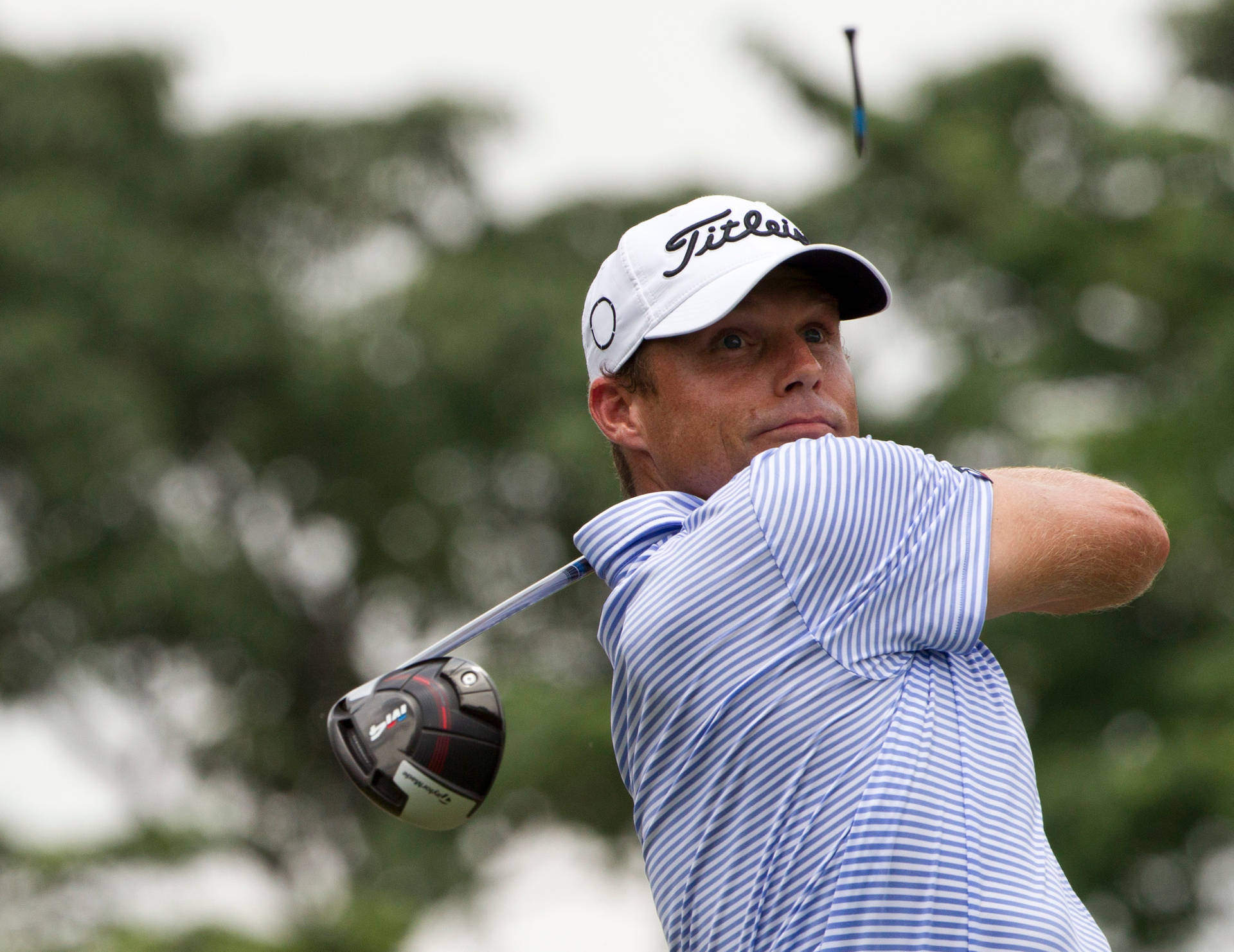 Nick Watney In The Middle Of A Powerful Swing Background