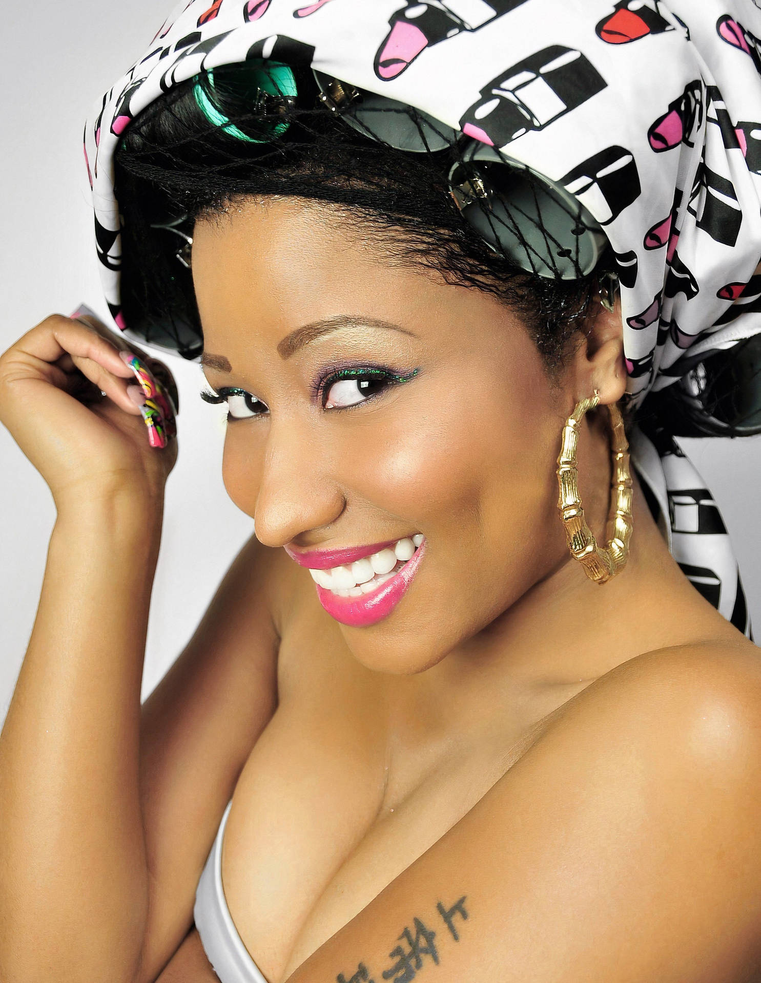 Nicki Minaj Hd Curlers Background