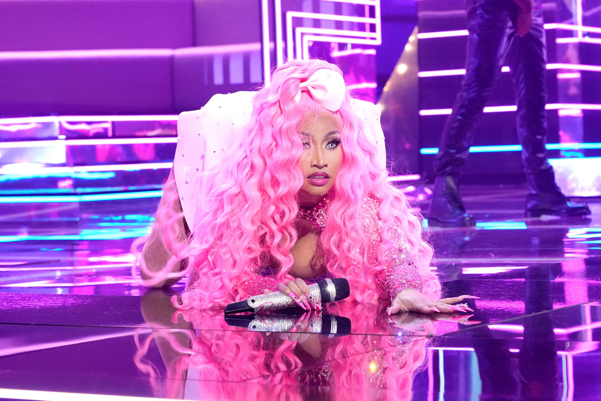 Nicki Minaj Hd Pink Hair Stage Background