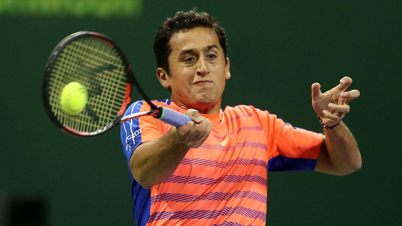 Nicolas Almagro Easily Returning Ball