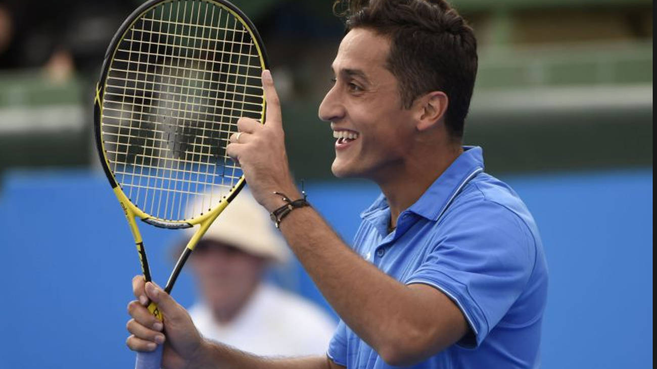 Nicolas Almagro Testing Racket