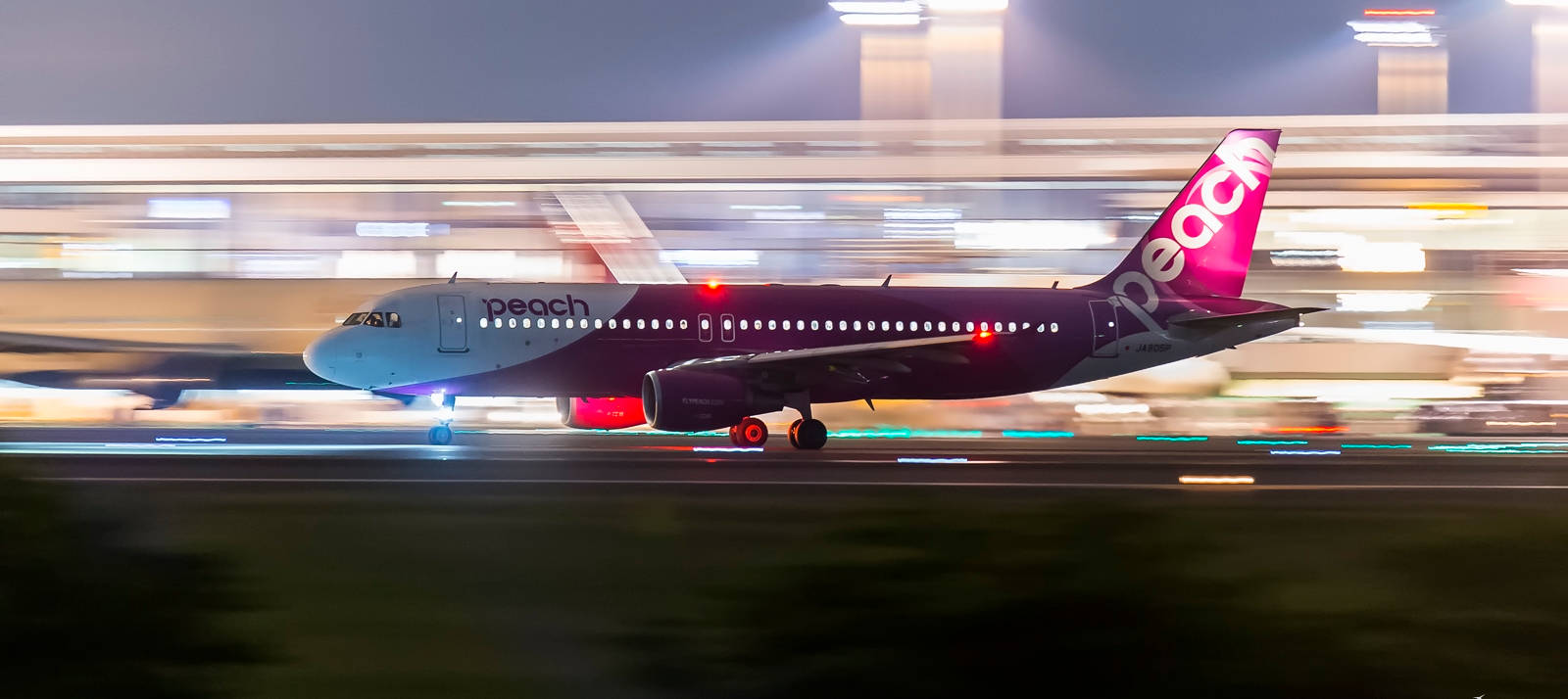 Night Boarding Of Peach Aviation Background