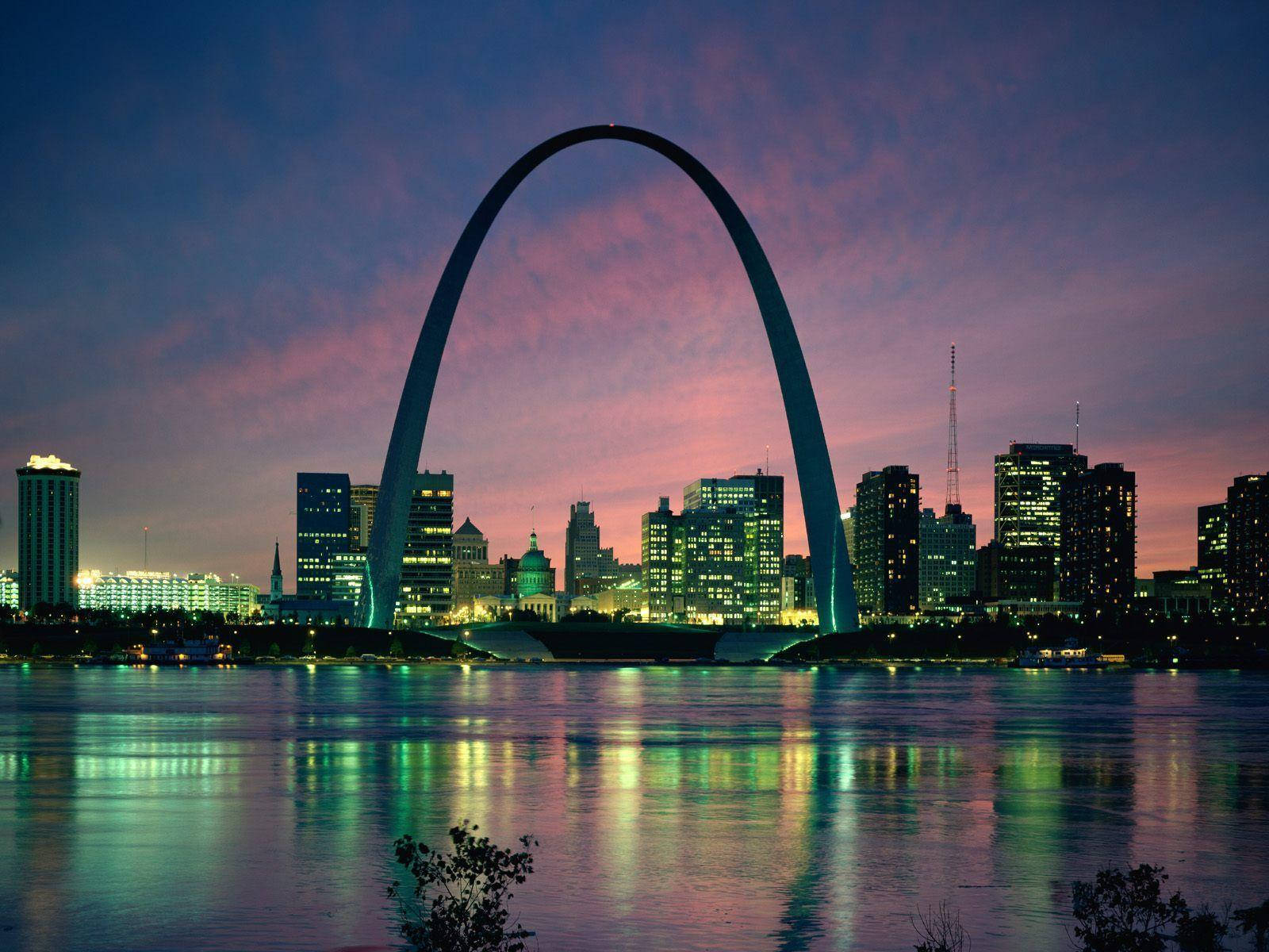 Night In Gateway Arch In Missouri Background