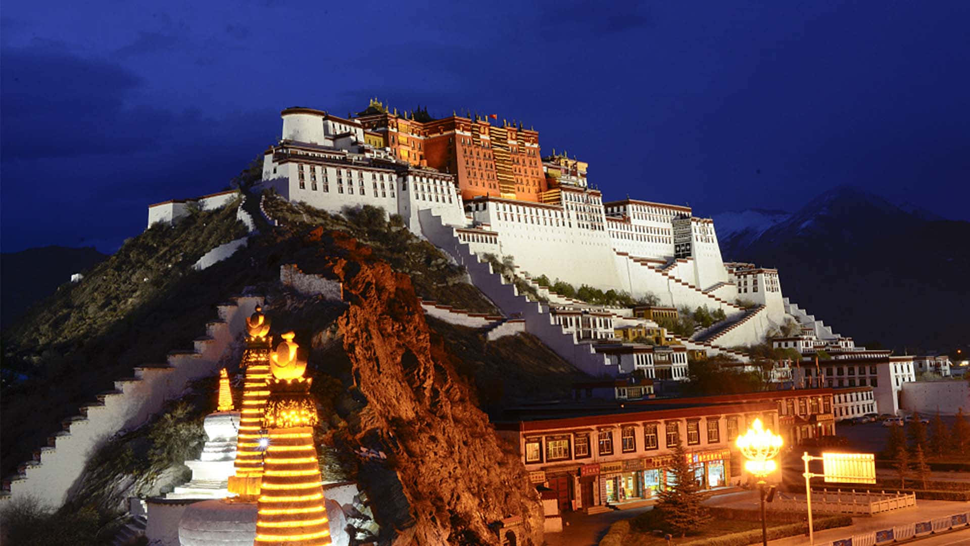 Night In Potala Palace In Lhasa Background