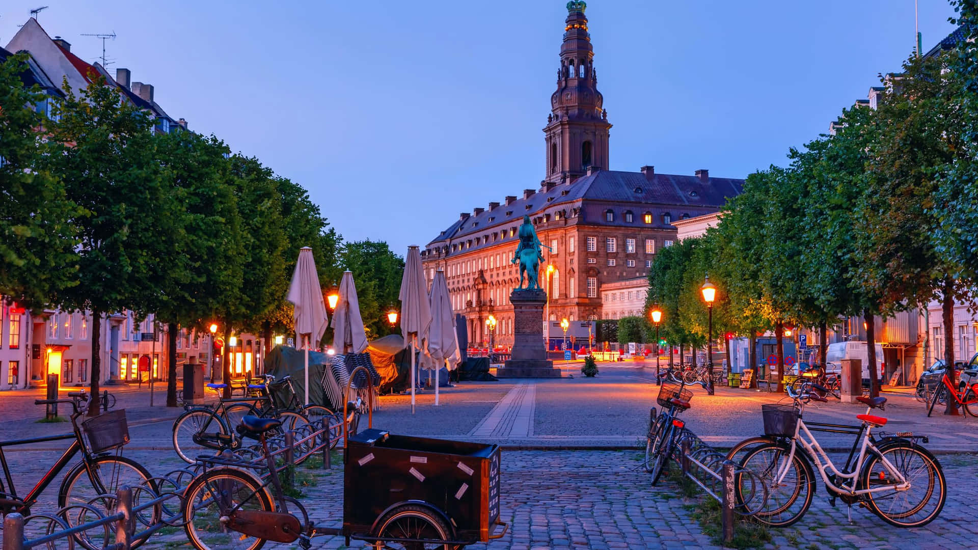 Night Scene In Amalienborg Palace Background