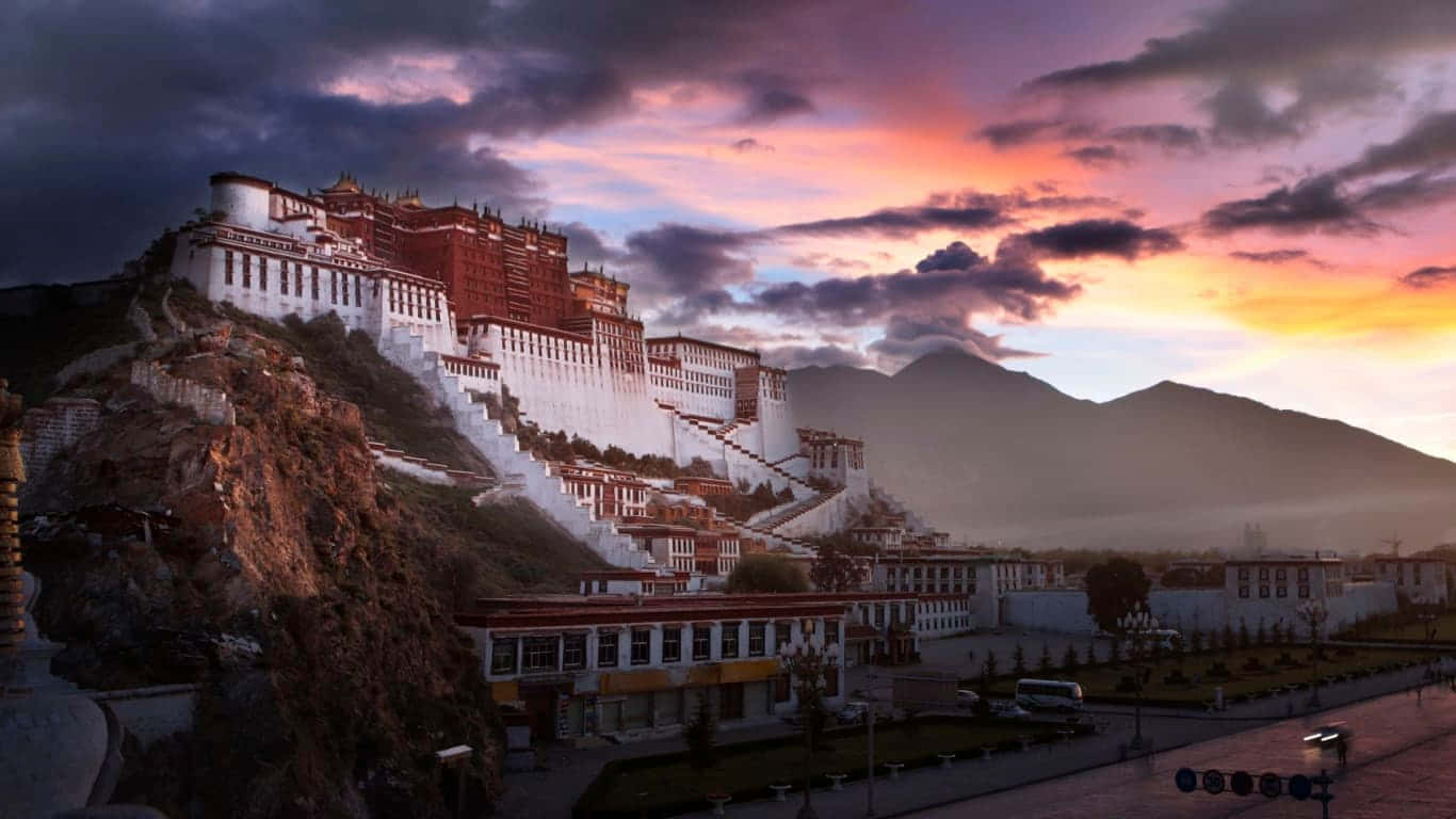 Night Scene In Potala Palace In Lhasa Background