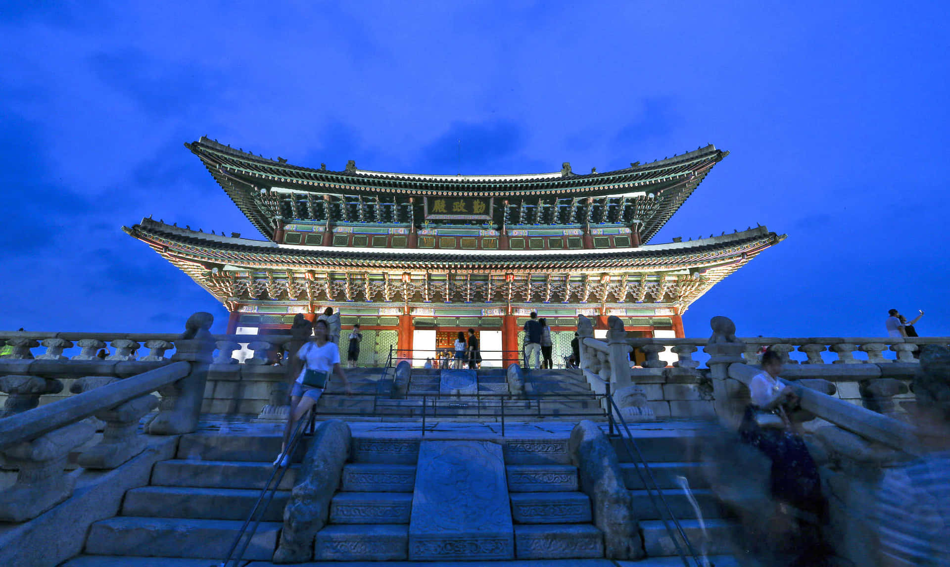Night Tourists At Gyeongbokgung Palace Background