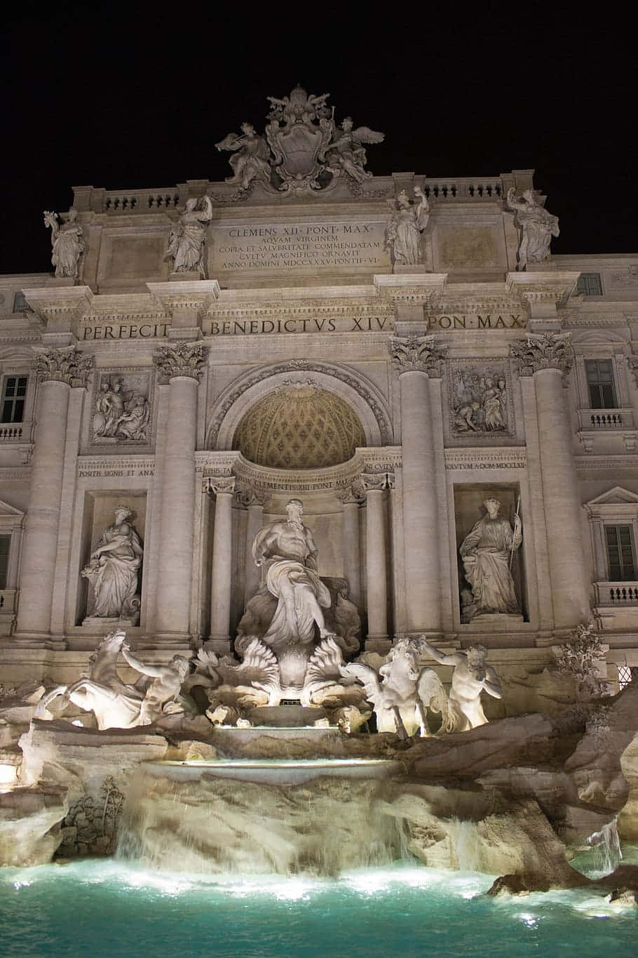 Nighttime Scenery On The Trevi Fountain Background