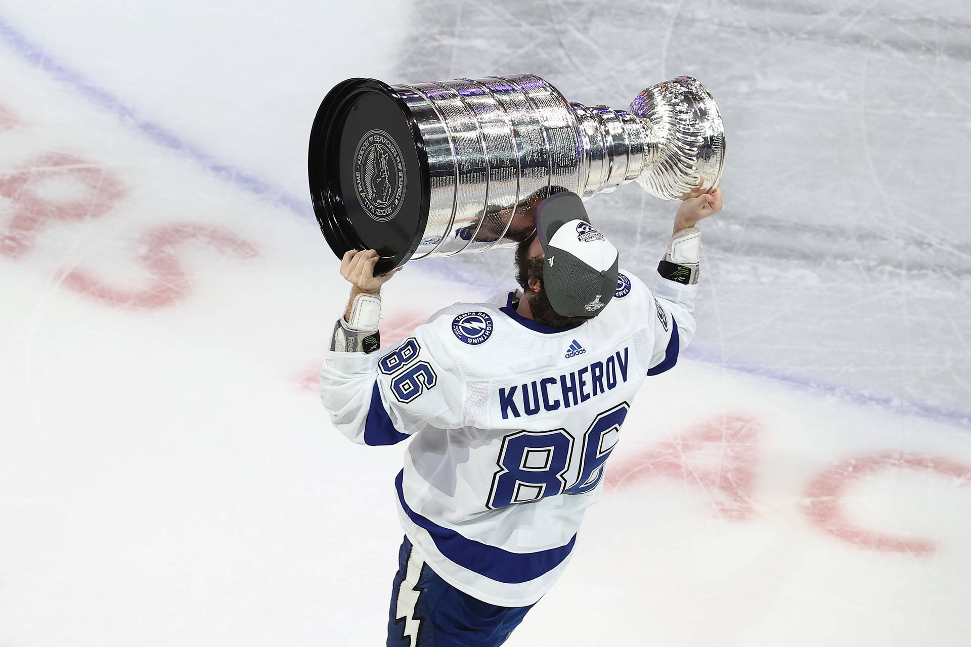 Nikita Kucherov Celebrating With The Stanley Cup 2020 Background