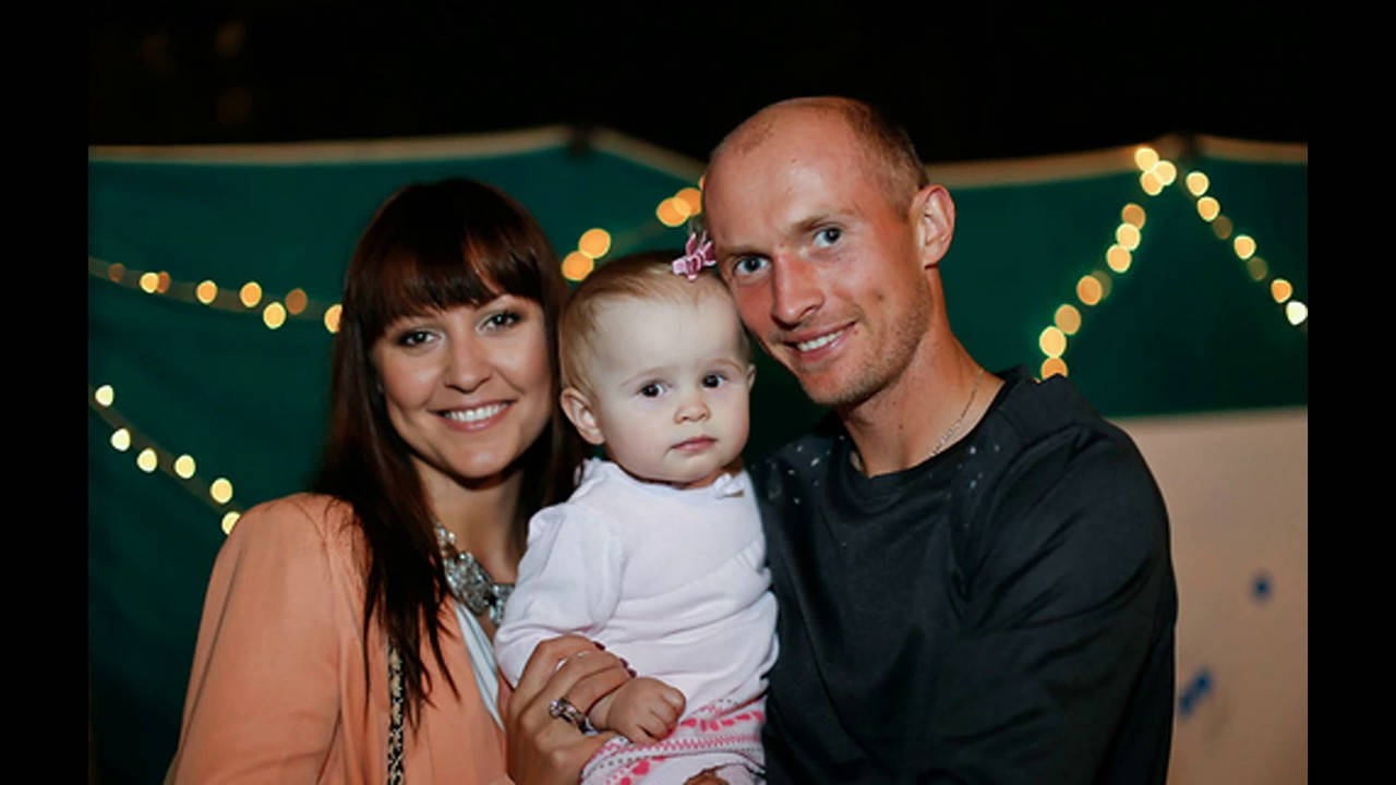 Nikolay Davydenko Enjoying A Cheerful Moment With His Family. Background