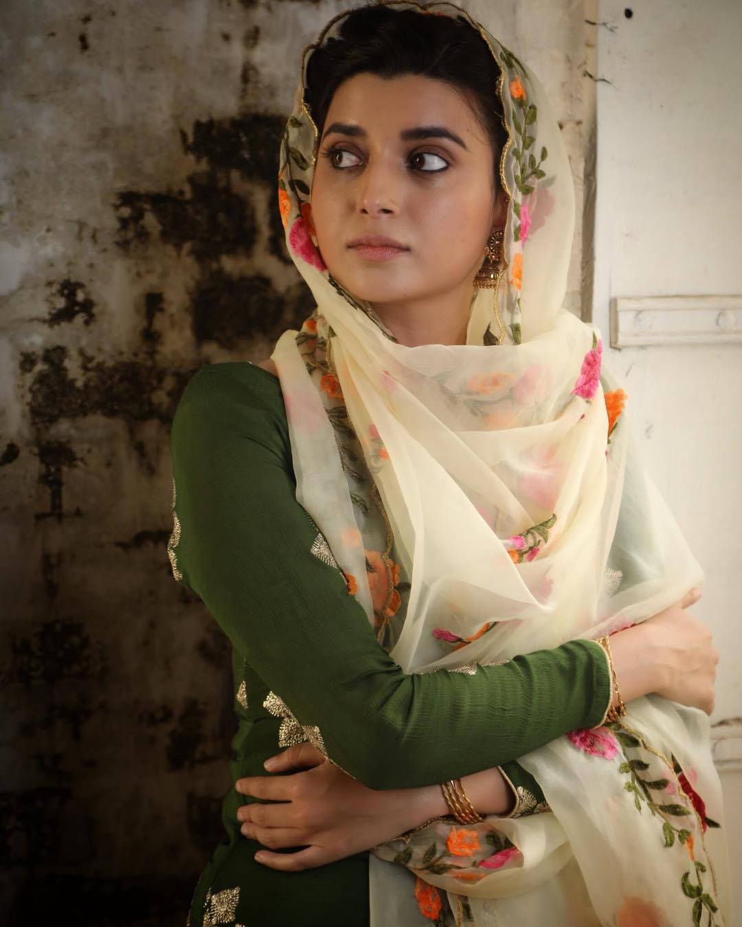 Nimrat Khaira Floral Shawl Background