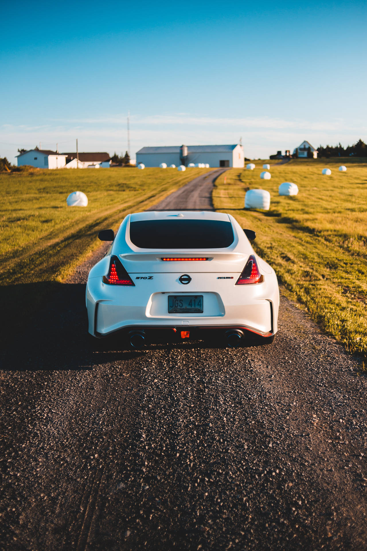 Nissan 370z Headed To The Town Background