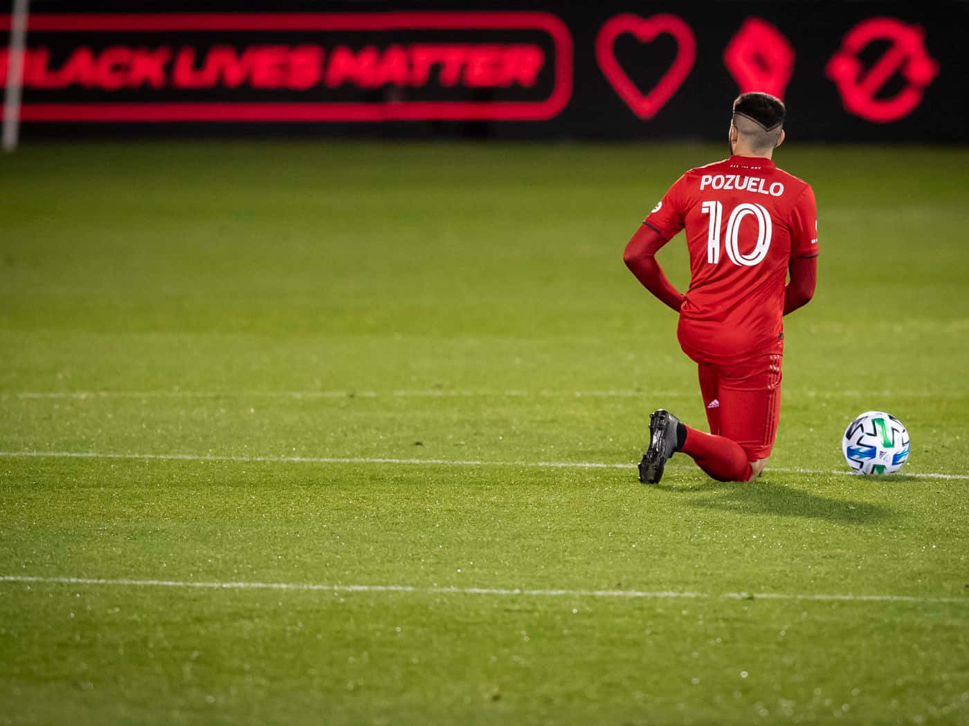 No. 10 Alejandro Pozuelo Kneeling