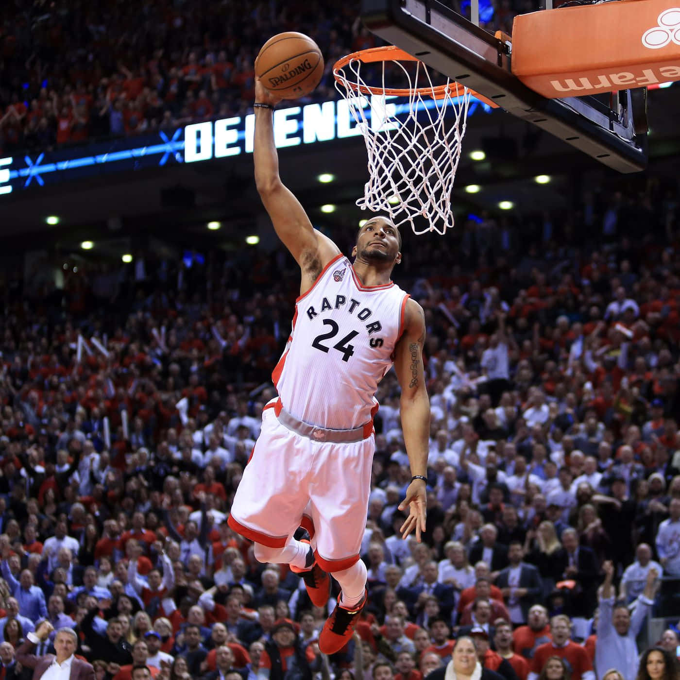 Norman Powell Dunks During Raptors Versus Pacers Background