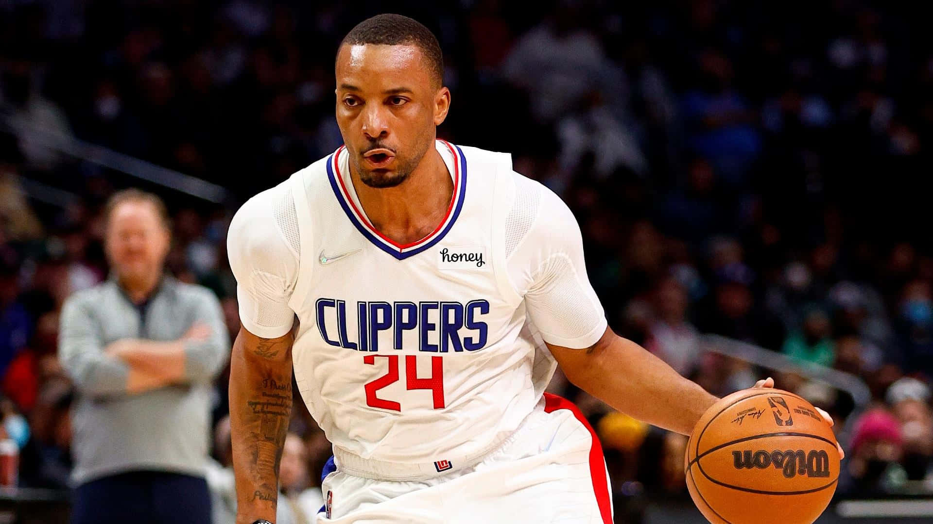 Norman Powell Game Against Milwaukee Bucks Background