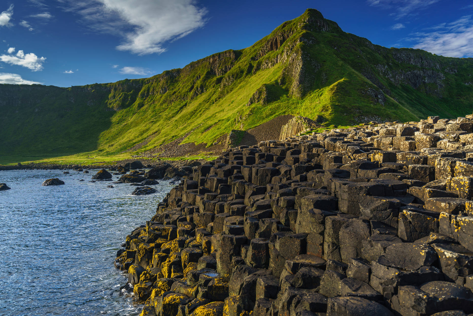 Northern Ireland Giant's Causeway Coastal Mountain View Background