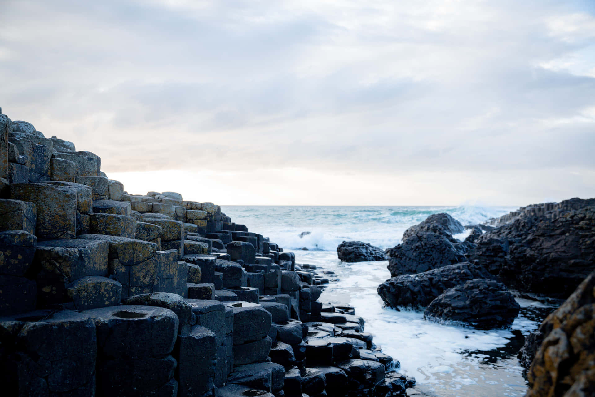 Northern Ireland Giant's Causeway Crashing Waves Background
