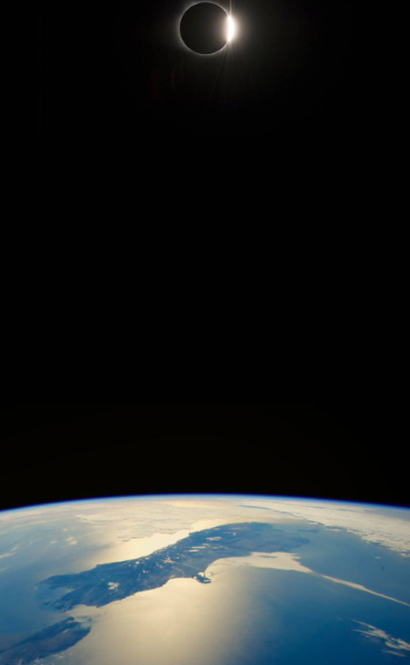 Note 10 Partial View Of Earth