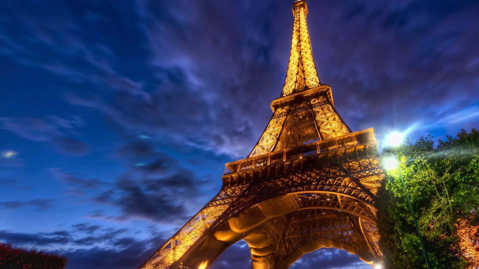 Nothing Like A Romantic Evening In Paris ❤️ Background