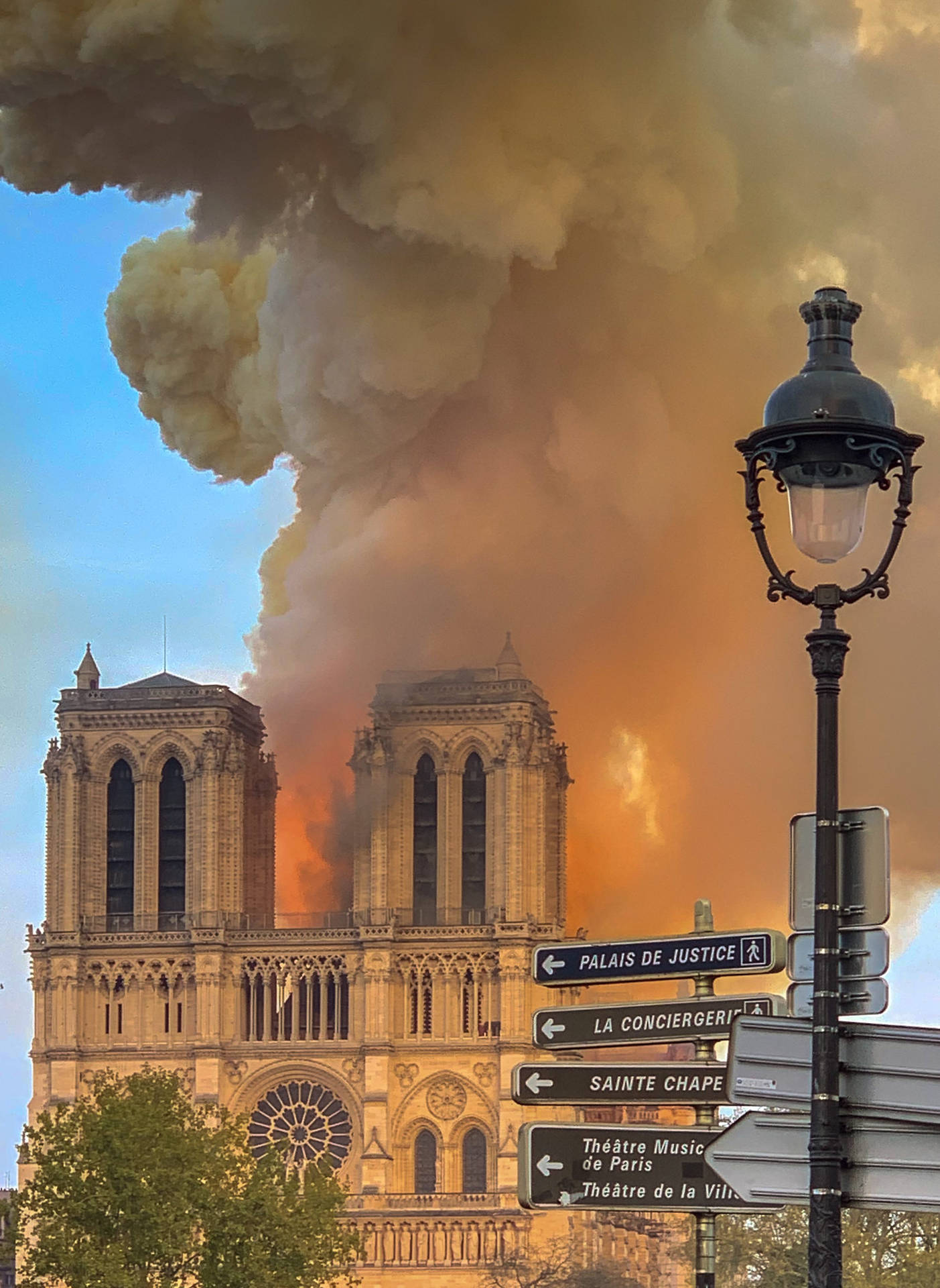 Notre Dame Smoke And Fire Background