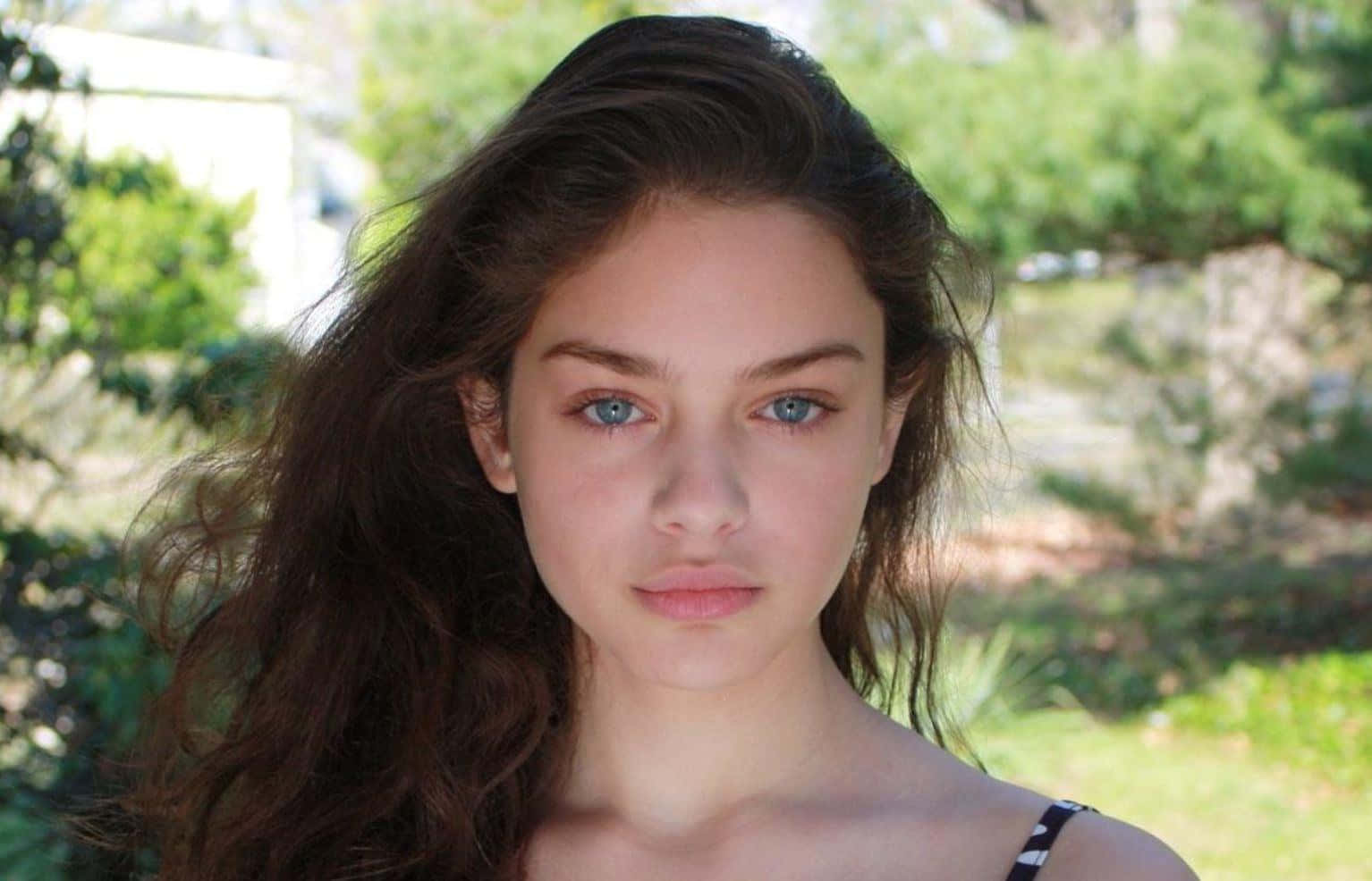 Odeya Rush Bare Face Background