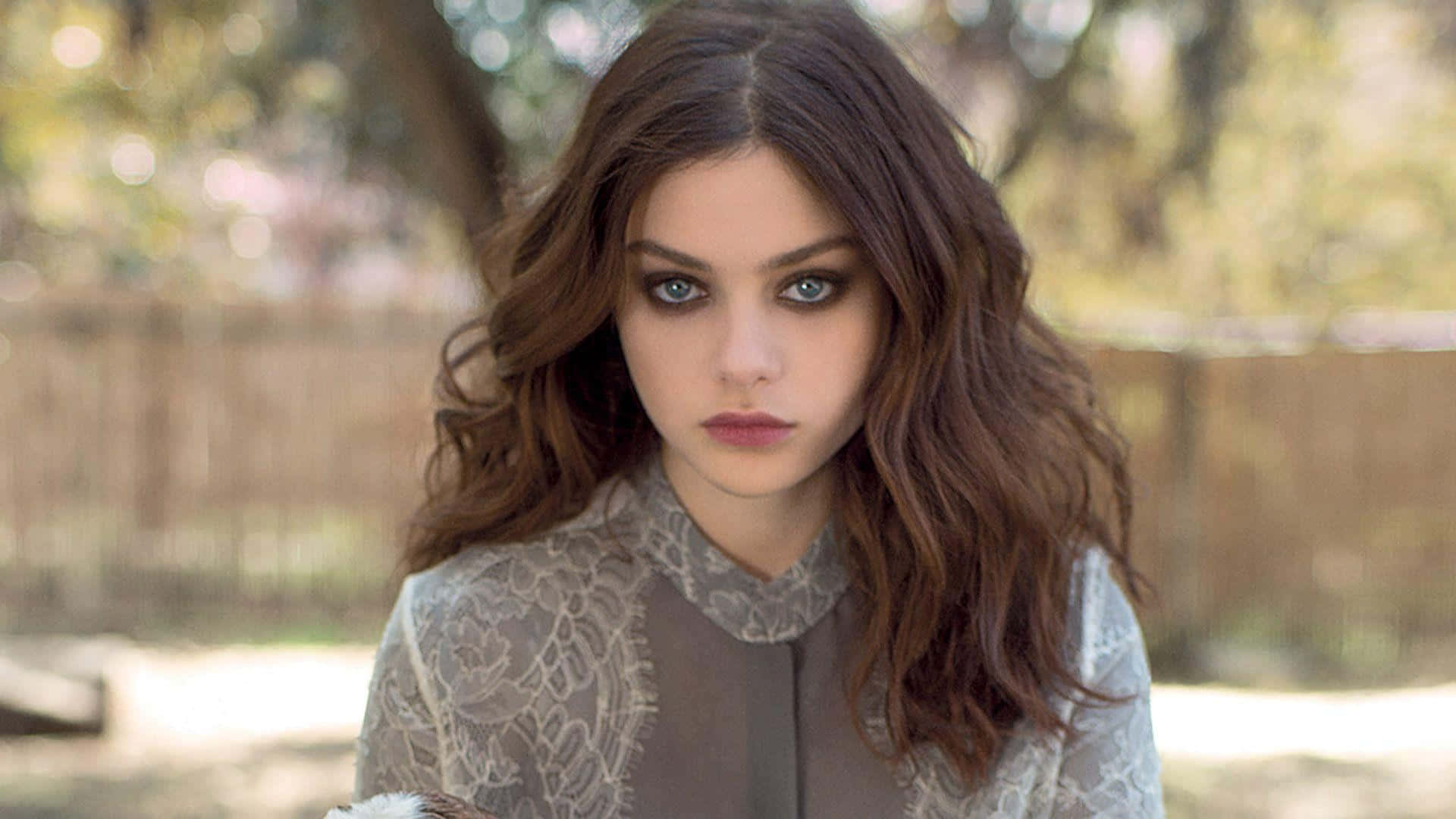 Odeya Rush Heavy Eye Make-up Background