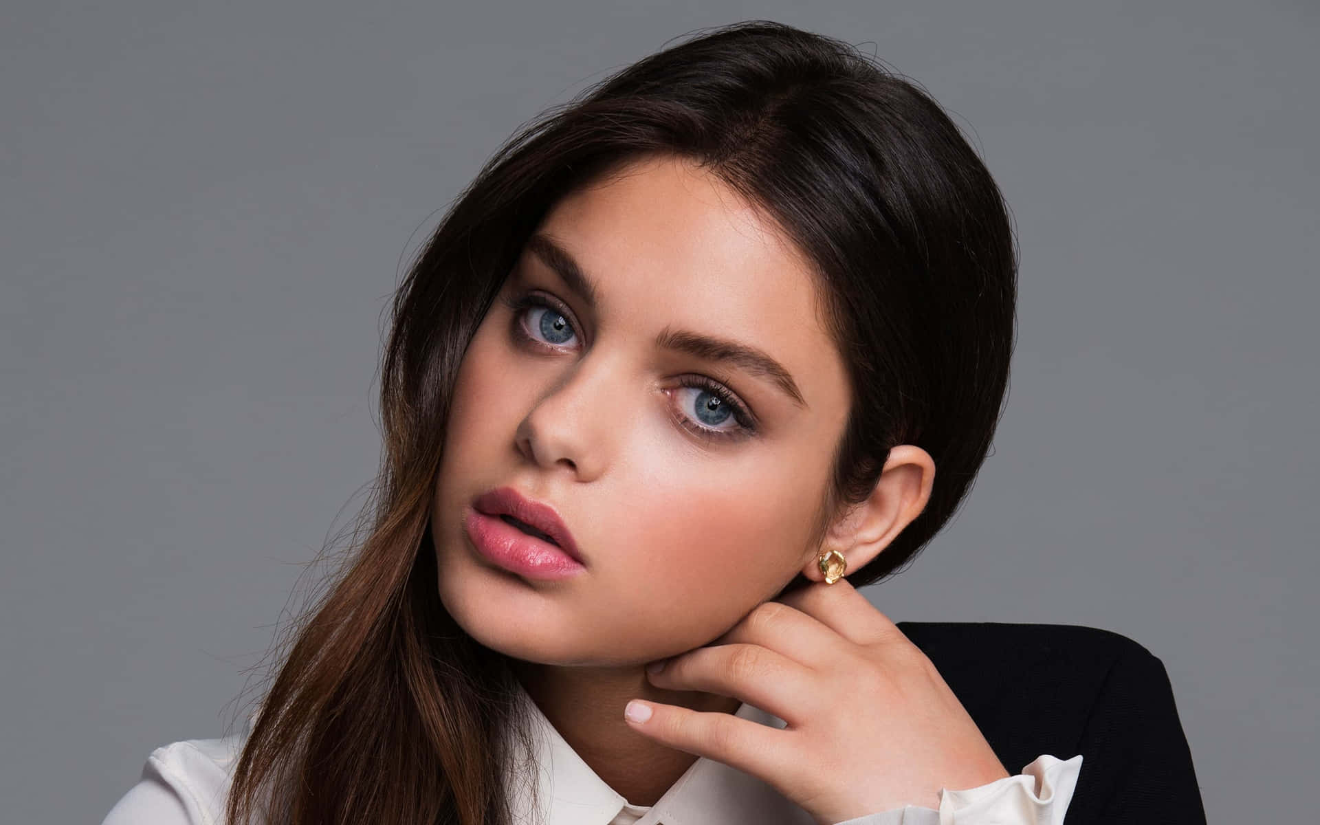 Odeya Rush Posing At The Camera Background