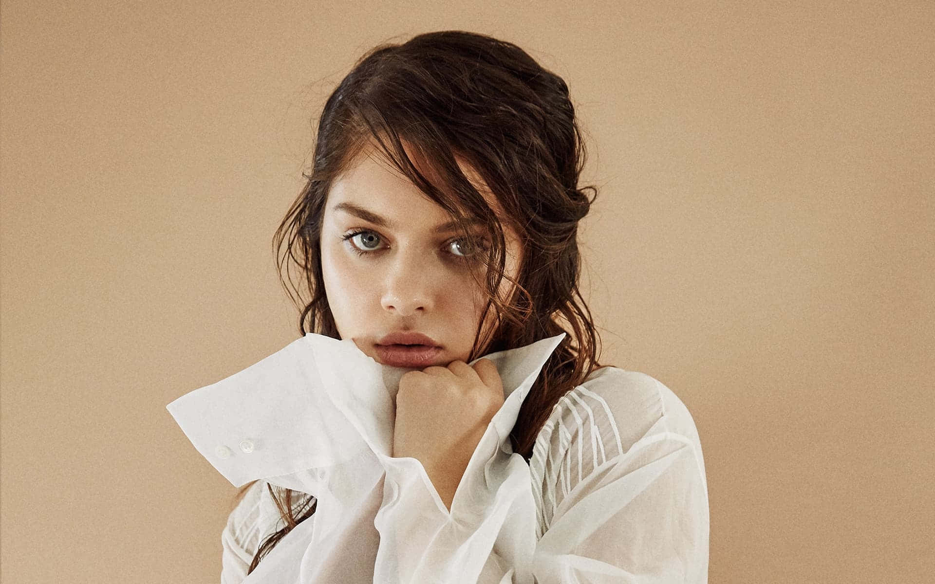 Odeya Rush Wearing A Shirt With Cuffs Background