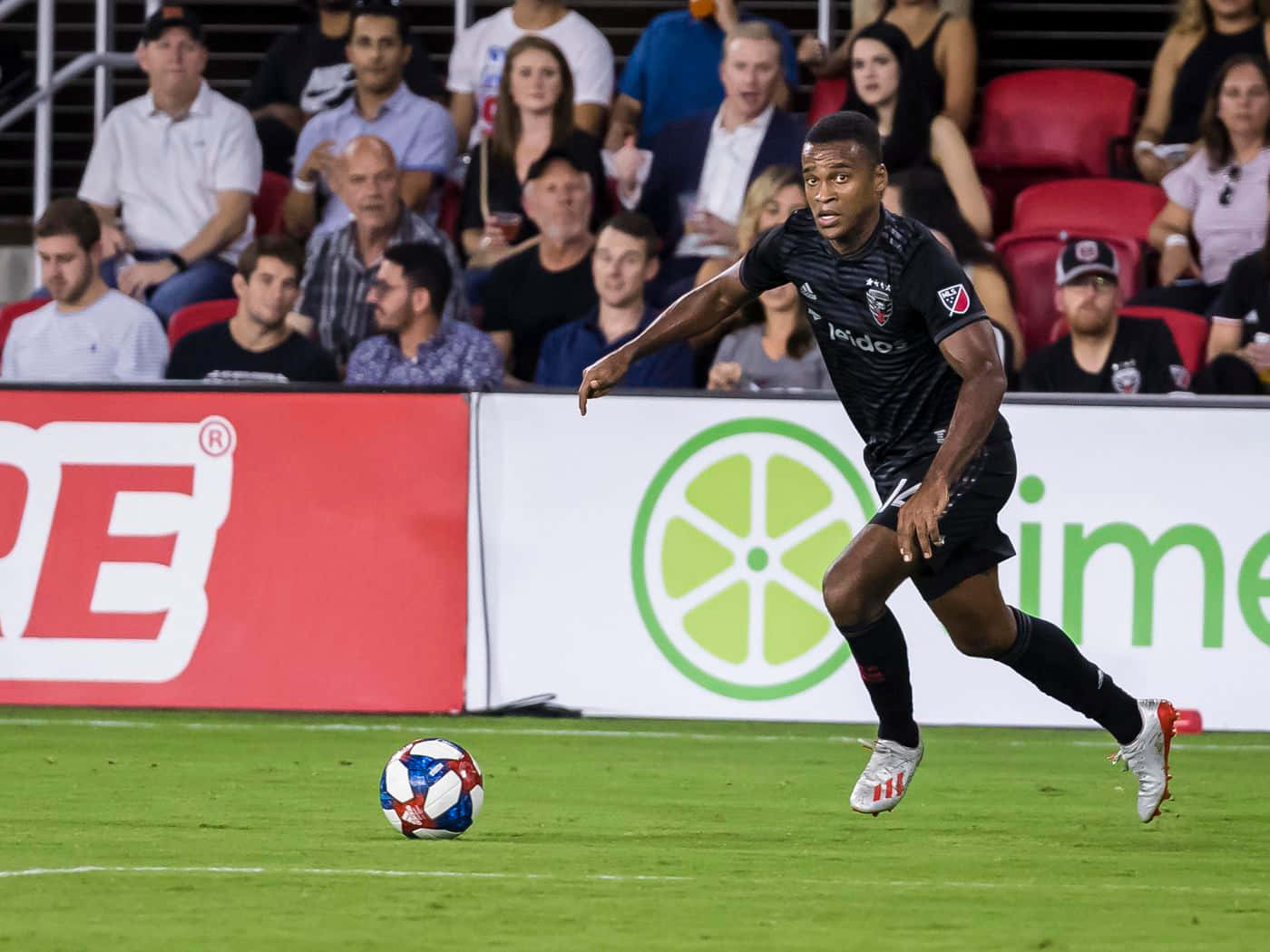 Ola Kamara D.c. United Ready To Kick Ball Background