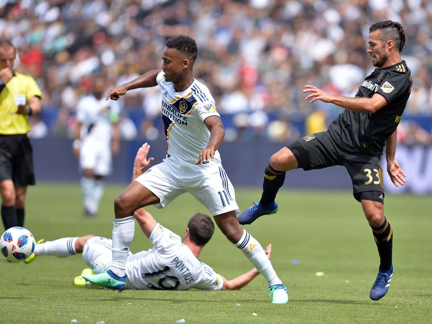 Ola Kamara La Galaxy Vs. La Fc Background