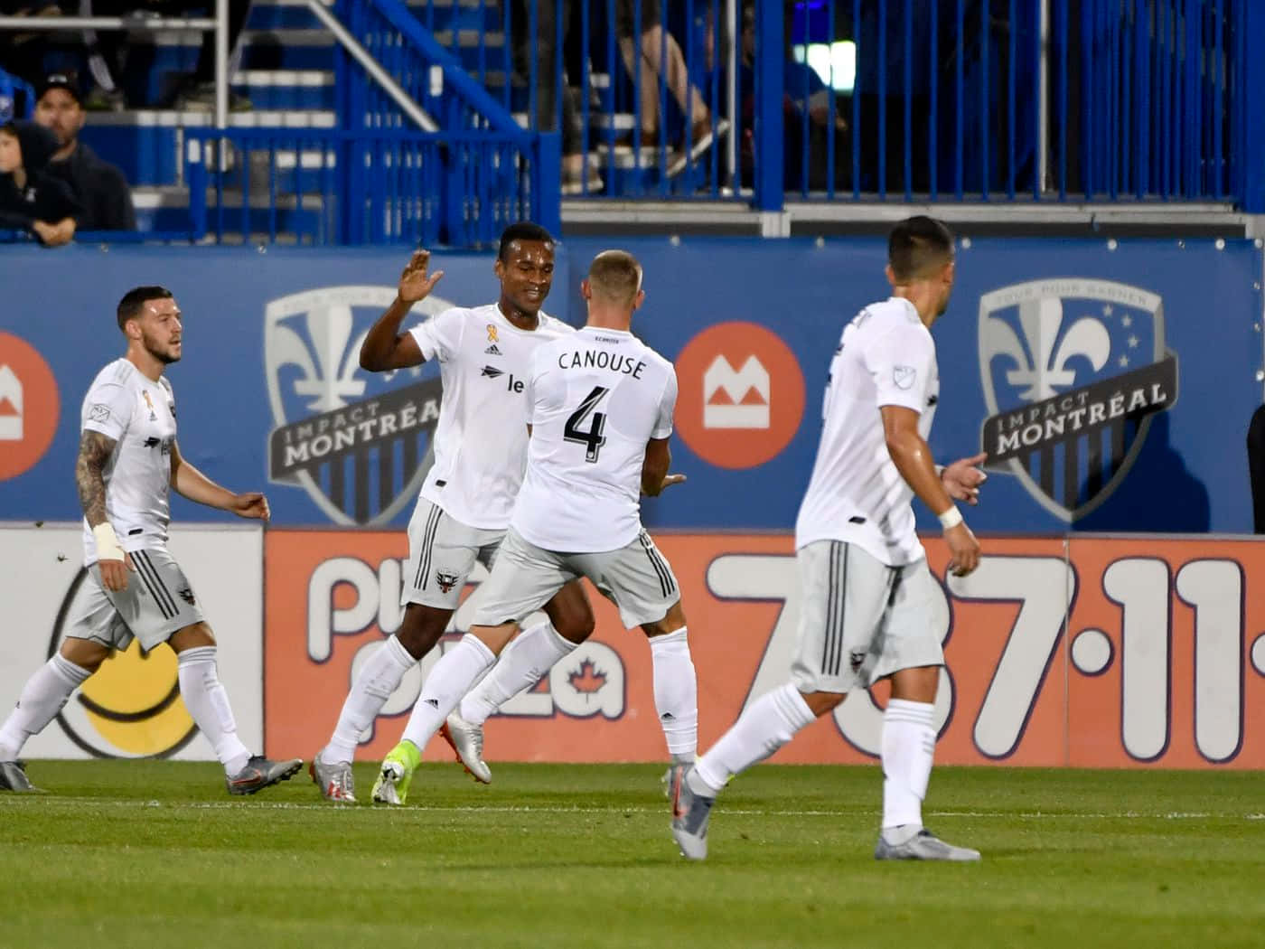 Ola Kamara Los Angeles Galaxy Team High Five Background
