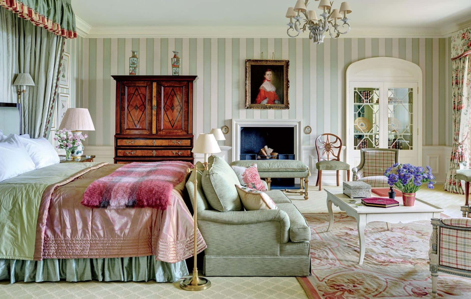 Old American House With A Chic Bedroom