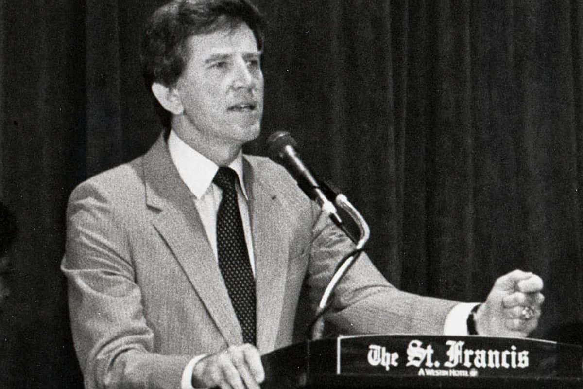 Old Greyscale Photo Of Gary Hart Background