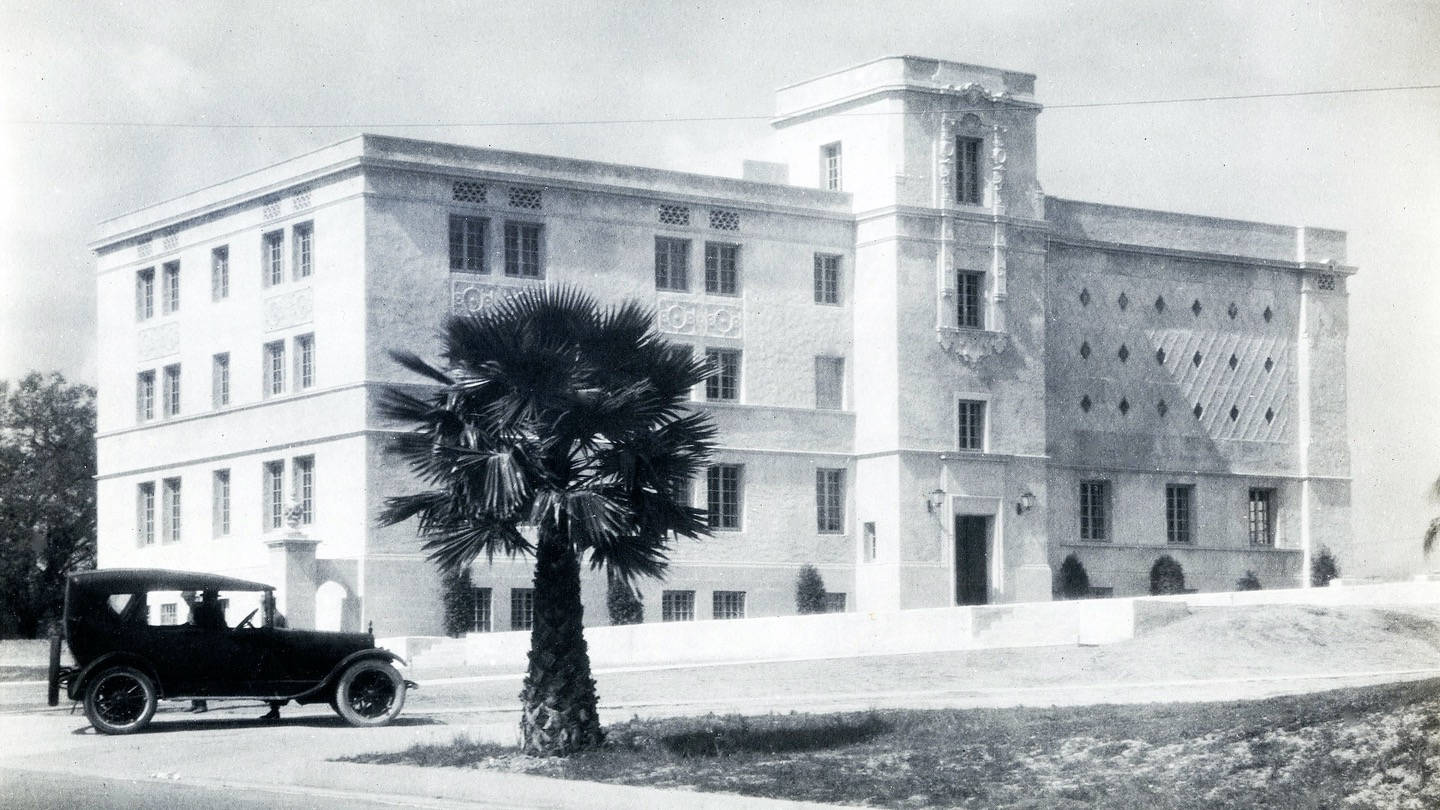 Old Photo Laboratory Of Physics Caltech