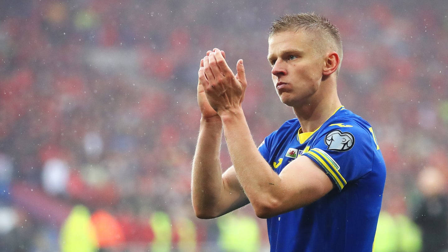 Oleksandr Zinchenko Clapping Under Rain Background